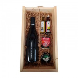 Extremadura Gourmet case with wine, cheese cake, paprika, oil and vinegar