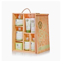 Un coffret en bois avec des produits cosmétiques