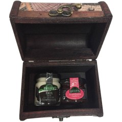 Stamped box with miniature of sheep's cheese and raspberry jam