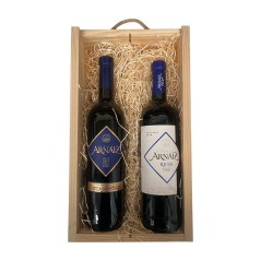 Gourmet products box with red wines of denomination of origin