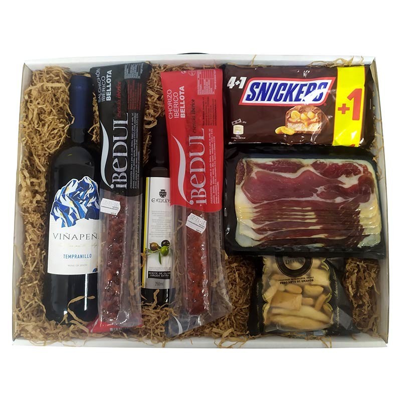 Cesta gourmet con vino, aceite, ibéricos y chocolatinas para regalar