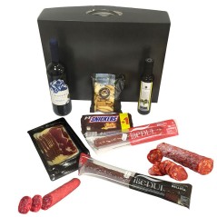 Cesta gourmet con vino, aceite, ibéricos y chocolatinas para regalar