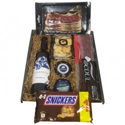 Cesta delicatessen con vino, ibéricos y chocolatinas para regalo