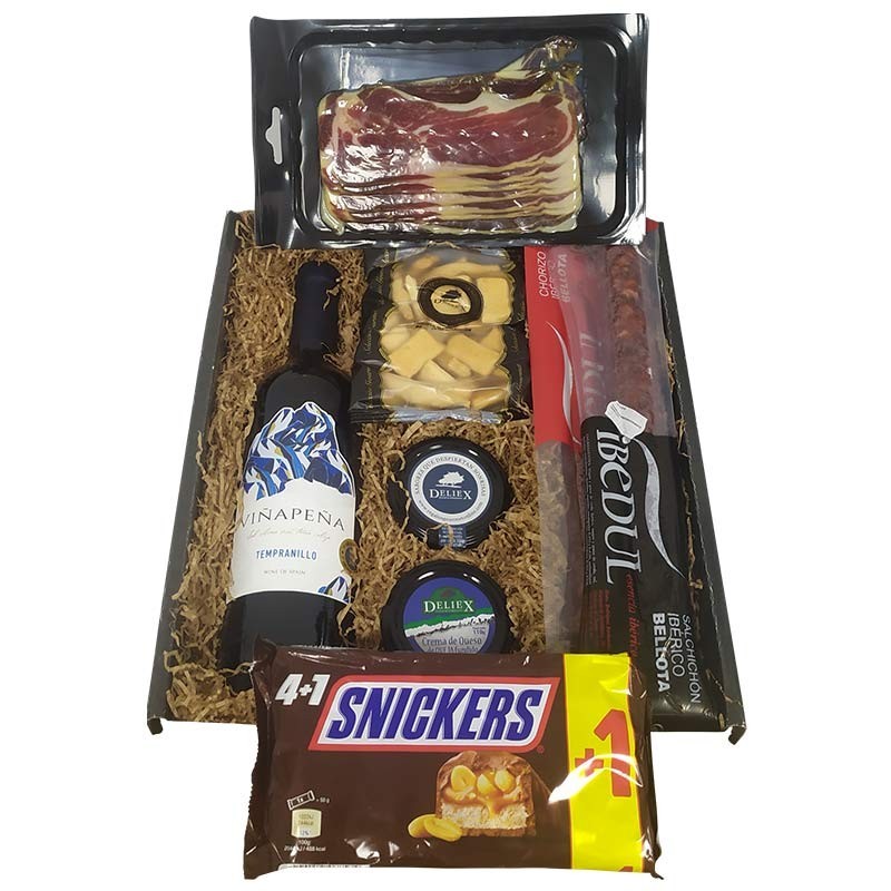 Delicatessen gift basket with wine, Iberian cured meats and chocolates
