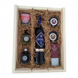 Gift basket for company with Arnaiz wine and gourmet products