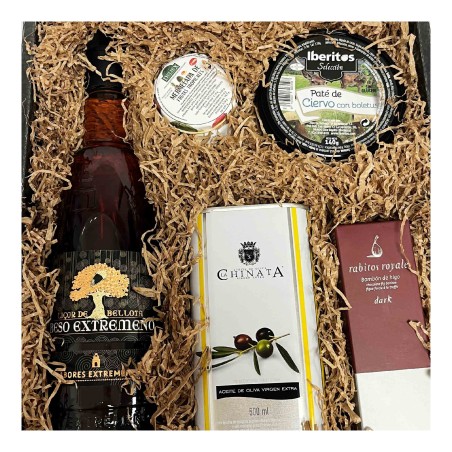 Medium basket with acorn liqueur, oil, jam, chocolates and pâté