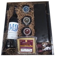 Gift basket with Montequinto wine, wine set, cheese wedge, spreads