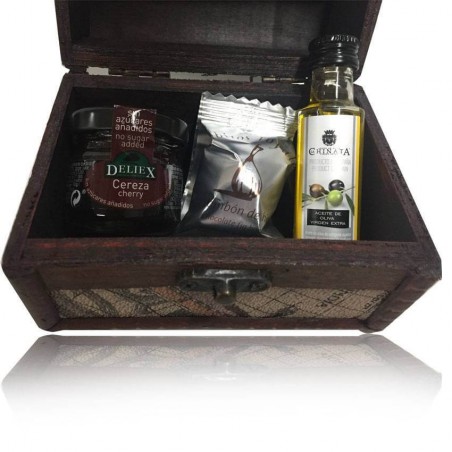 Baúl mapa madera con aceite de oliva virgen extra, bombón de higo y mermelada de cereza