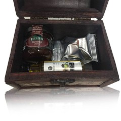 Wooden chest with map, oil virgin extra, candy figs and jam print