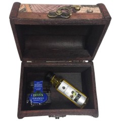 Little chest with little bottle of olive oil and the marmalade of blueberry