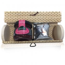 Trunk wicker beige oval with chocolate of fig chocolat Rabitos Royale and miniature of marmalade of raspberry