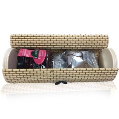 Beige oval wicker trunk with fig bonbon Royale and marmalade