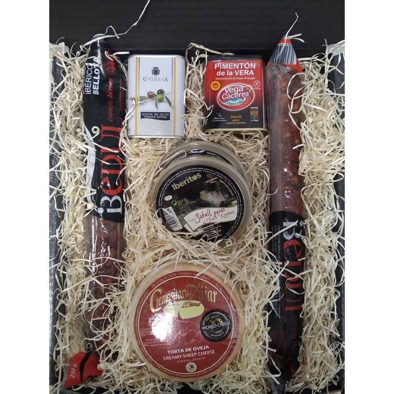 Medium basket with cream, paprika, oil, sausage, chorizo ​​and pâtés