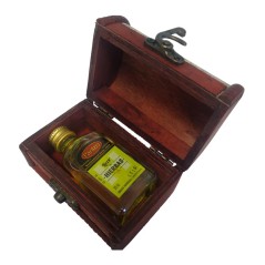 regalo barato para invitados de boda baul madera con licor de hierbas