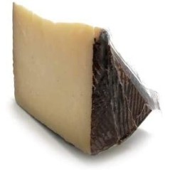 Wedge of cured sheep cheese (0.250 kg)