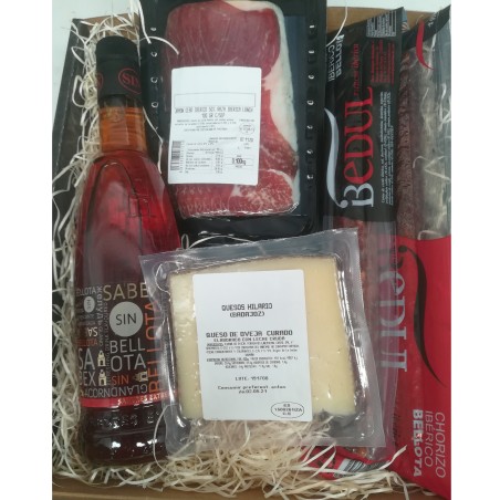 Gift basket with non-alcoholic acorn liqueur and Iberian cured meats