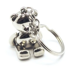 A very original teddy bear keychain, perfect for party favors.