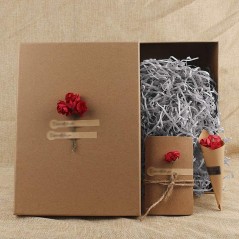 Carton kraft gris déchiqueté en copeaux | Cadeaux gourmands en ligne