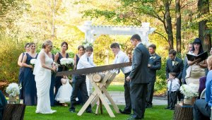 Los novios en Alemania deben cortar un tronco.