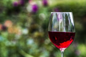 El consumo de vino tinto de forma moderada ayuda al organismo.