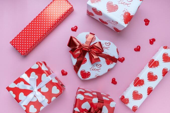 Celebra San Valentín con una cesta gourmet romántica